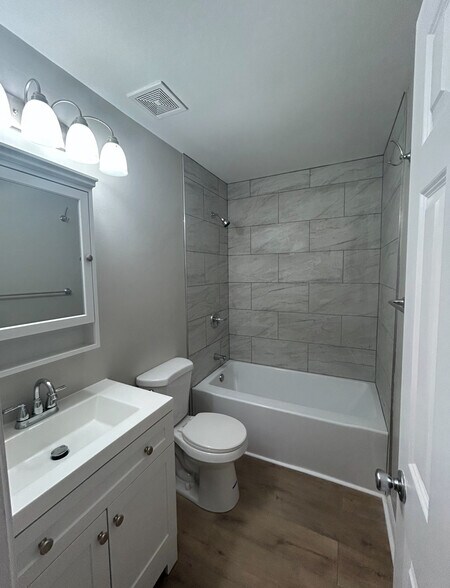 Building Photo - 1411 La Chateau Dr