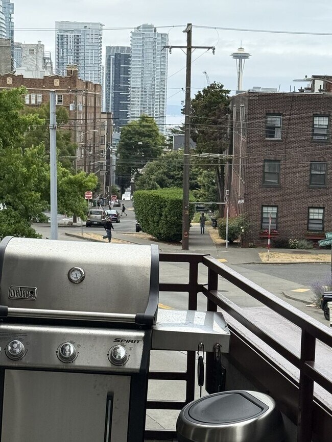 Building Photo - Charming and Rare 2BR/2BA/2Garage Parking ...