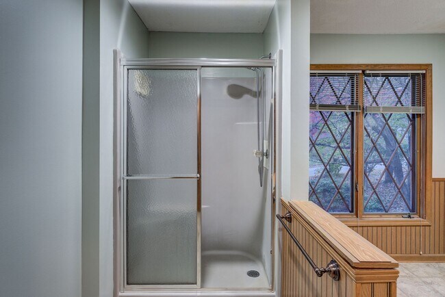 Building Photo - Large home in a beautiful setting close to...