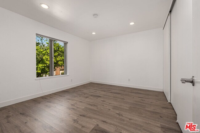 Building Photo - 10415 Larwin Ave