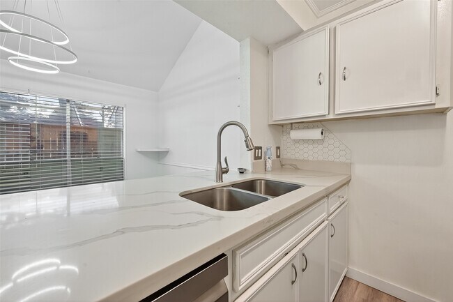 Building Photo - 13925 Hollowgreen Dr