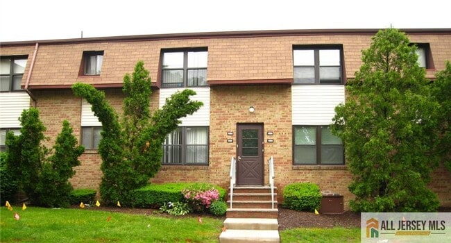 Building Photo - 1102 N Oaks Blvd