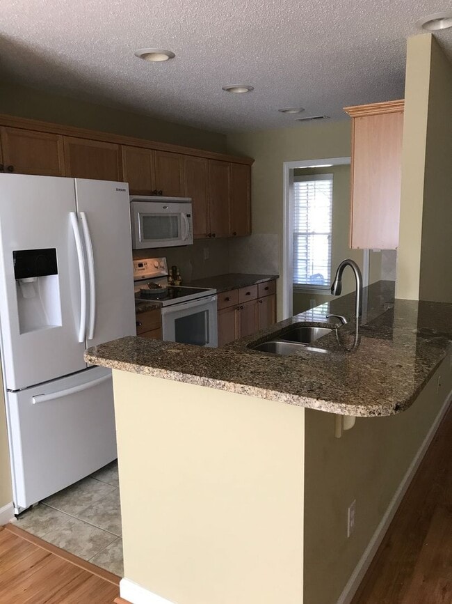 Building Photo - Beautiful 2 Bed/ 2 Bath Ranch in Desirable 55+ Neighborhood Located in Mooresville