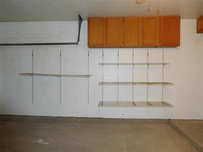 Building Photo - 911 Middle Brook Dr