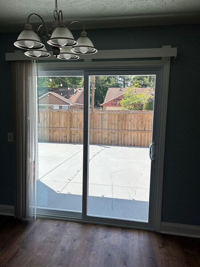 Building Photo - Forest Ridge off Middleground Road