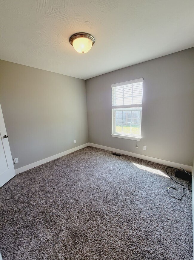 Building Photo - Luxuary in River Pointe Subdivision - Ozark!