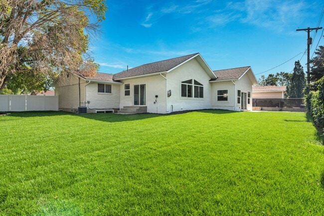 Building Photo - 940 E Buddlea Dr