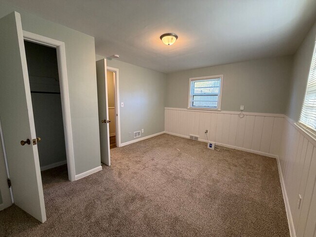 Building Photo - Charming Updated 3-Bedroom in the Heart of Alger Heights