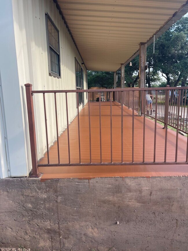 Building Photo - NEW ON MARKET