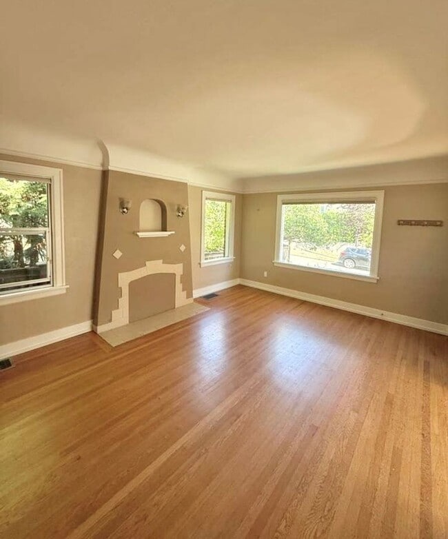 Building Photo - Stylish 3-Bed, 2-Bath Home in the Heart of...