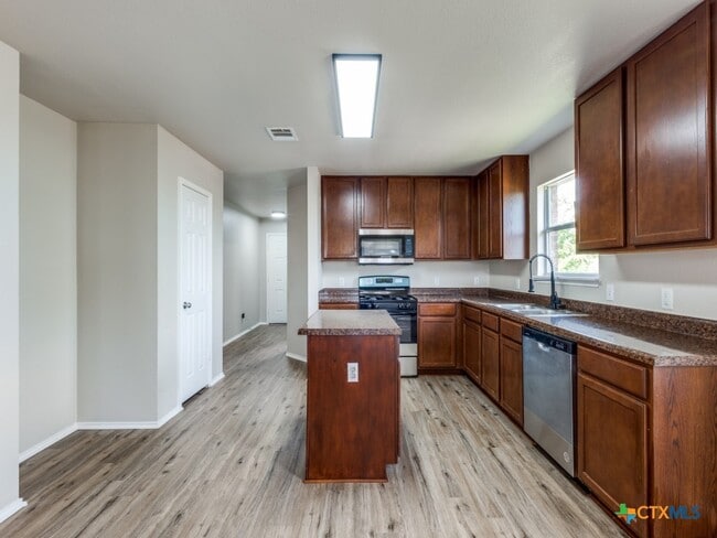 Building Photo - 204 Pine Arbol