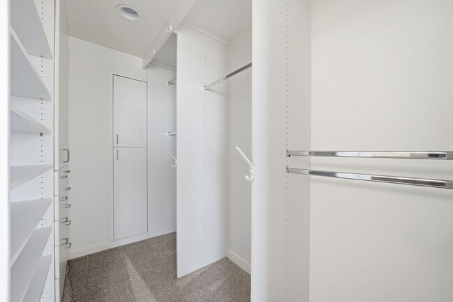 Building Photo - Penthouse Living in Midtown!