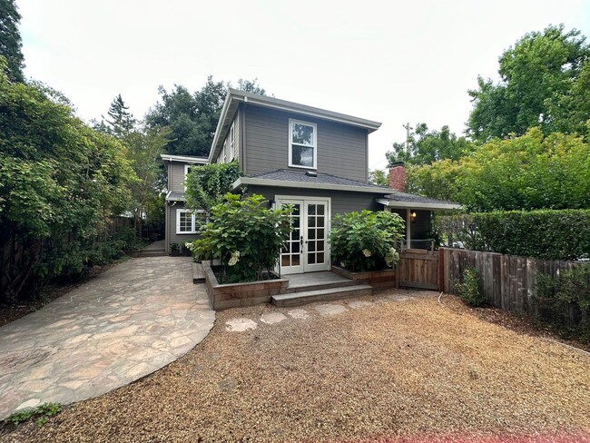 Building Photo - Stunning 4 Bedroom, 3 Bath Single Family H...