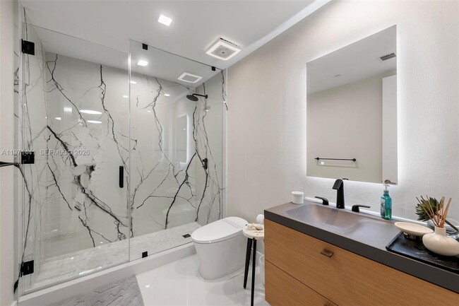 Building Photo - 16001 Collins Ave