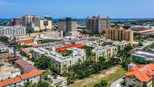 Building Photo - 720 S Sapodilla Ave