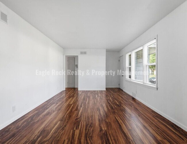 Building Photo - 4341 N Iroquois Ave