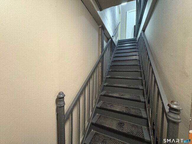 Building Photo - 568 Newfield Ave