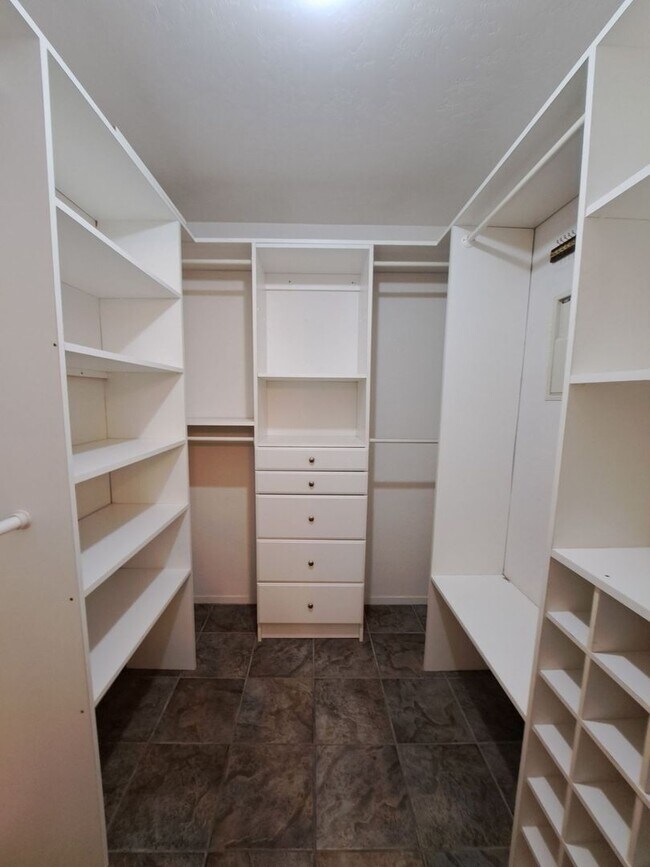 Building Photo - MOVE IN SPECIAL: Half OFF the 1st Month's ...