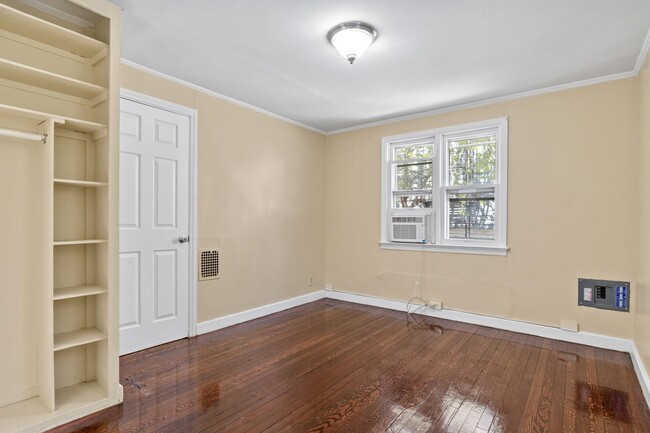 Building Photo - 90 W 43rd St