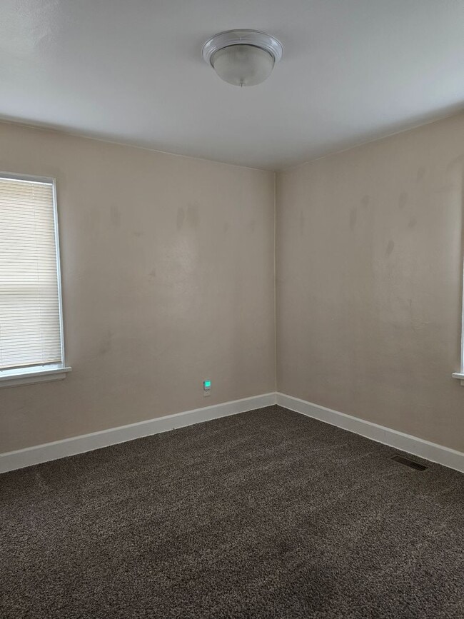 Building Photo - Eastside Charmer