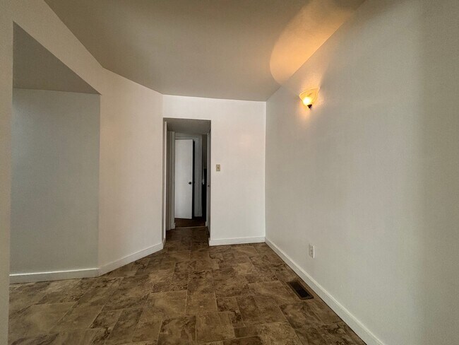 Building Photo - 4 bed/2.5 bath home