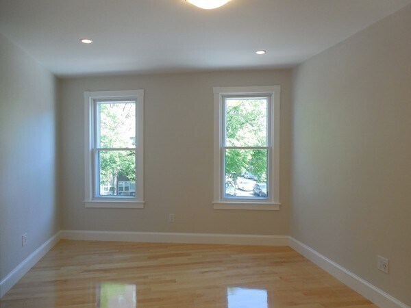 Building Photo - 1247 Cambridge St
