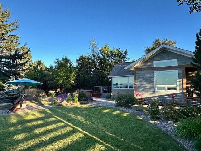 Primary Photo - Fully Furnished House with lake views and ...
