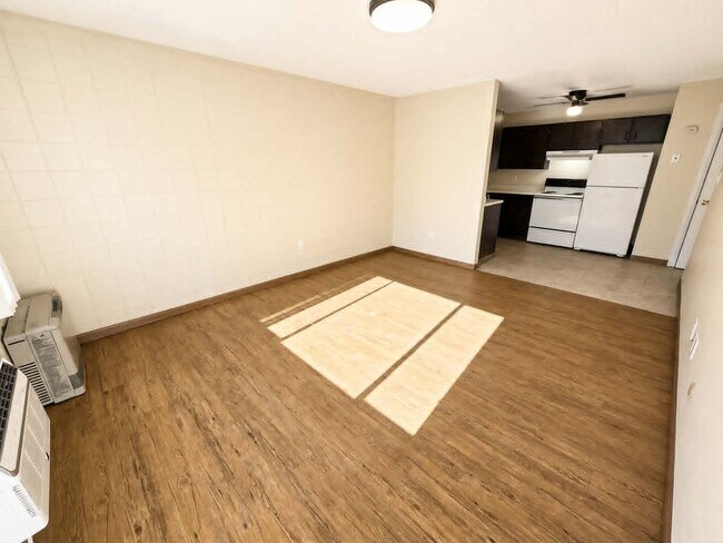 Building Photo - 724 2nd St
