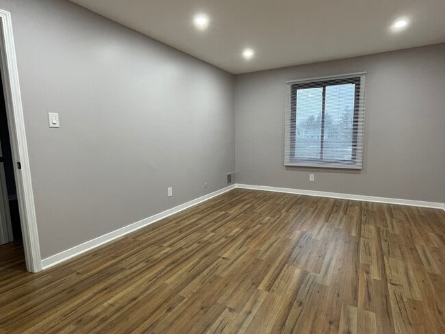 Building Photo - 803 Garden Cir