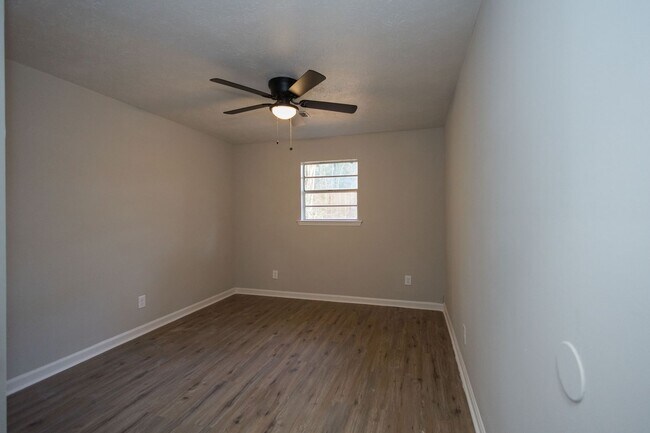 Building Photo - 1013 W Slaton Ave