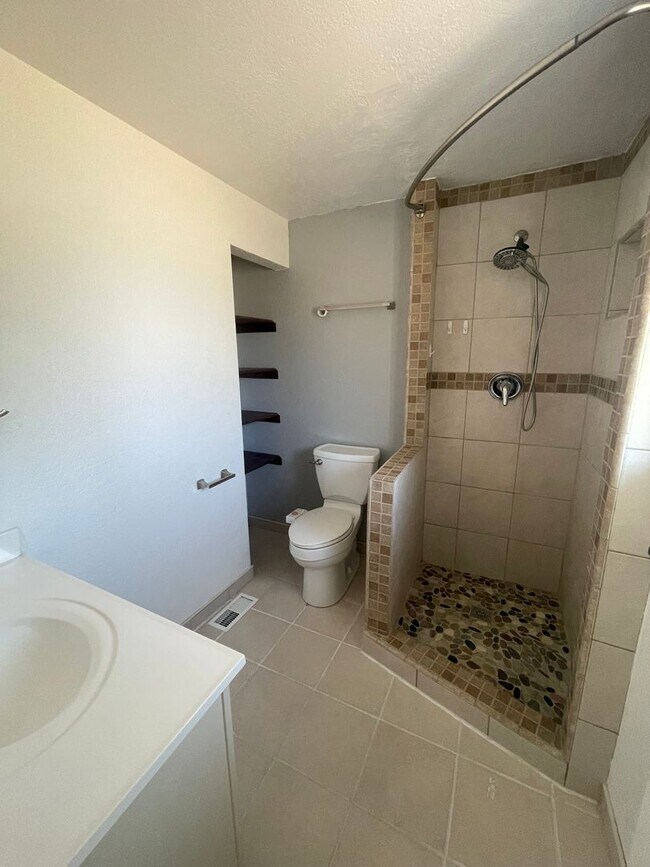 Building Photo - 3 Bedroom, Pet Friendly Home with Large Fe...