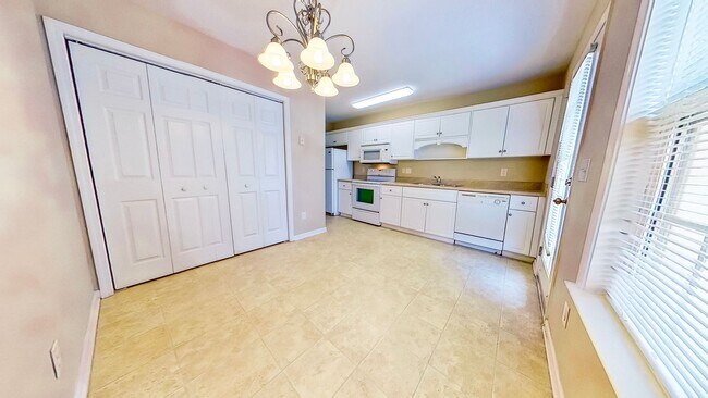 Building Photo - 2 Bed/ 2 Bath Townhouse