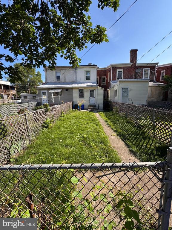 Building Photo - 206 E Elm St