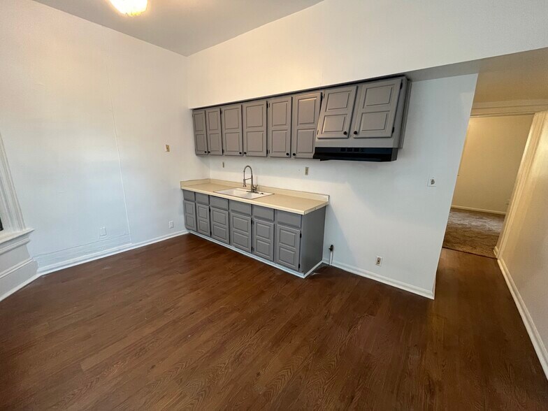 Kitchen, hallway to bathroom and bedroom - 3027 W Mount Vernon Ave