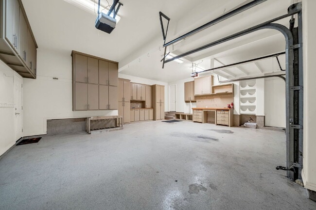 Building Photo - Exceptional 5-bedroom home (2 down) in des...