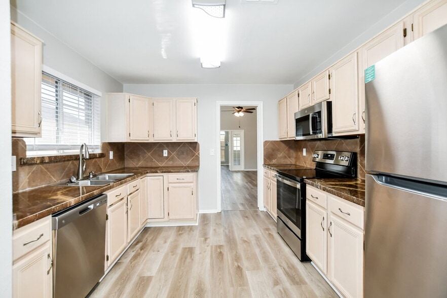 Building Photo - 2006 Firewater Pl