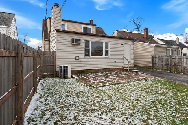Building Photo - Beautiful Home in South Euclid
