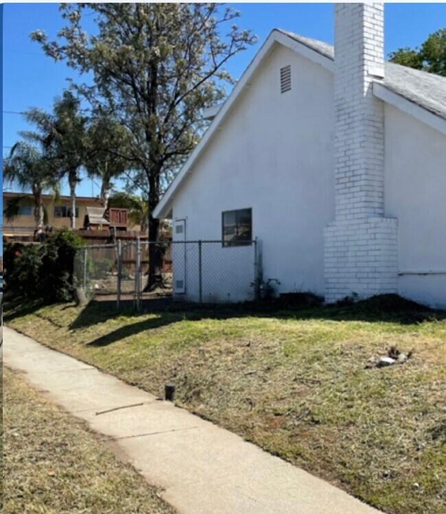 side o house - 1649 Sheridan Cir