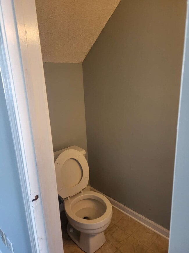 Building Photo - "Charming Goose Creek Townhouse: Cozy 2-Bedroom Retreat with Fireplace!"