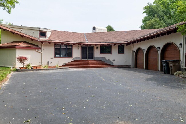 Building Photo - 1240 E Donges Ct