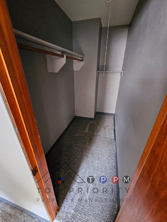 Building Photo - 1 Bedroom | 1 Bathroom Unit in Waterloo Av...