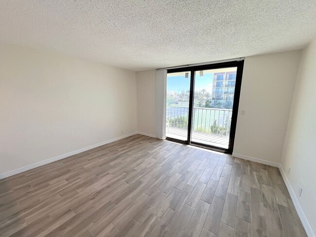 Building Photo - Updated 1 Bed 1 Bath Condo Across A1A from...