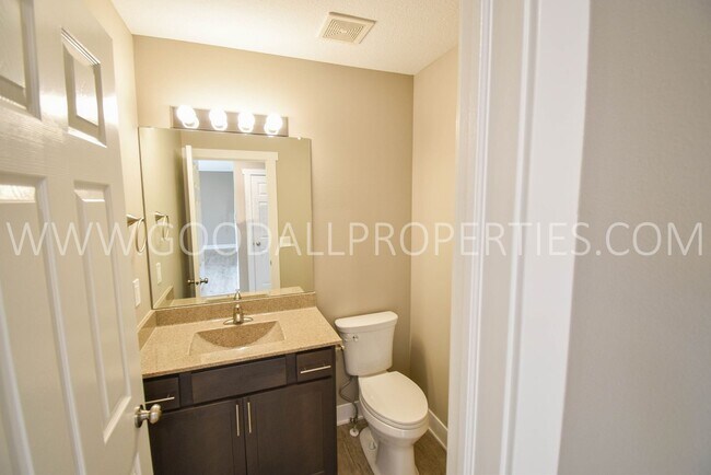 Building Photo - 3 BDRM 2.5 Bath finished basement fenced backyard in Ankeny