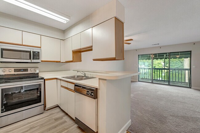 Building Photo - 208 Southlake Ct