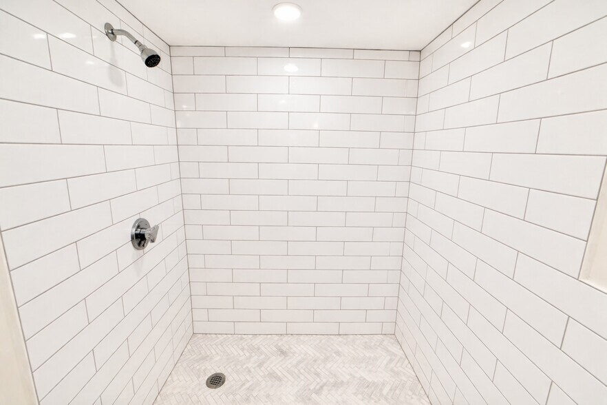 Bath Room - 35 Foster St