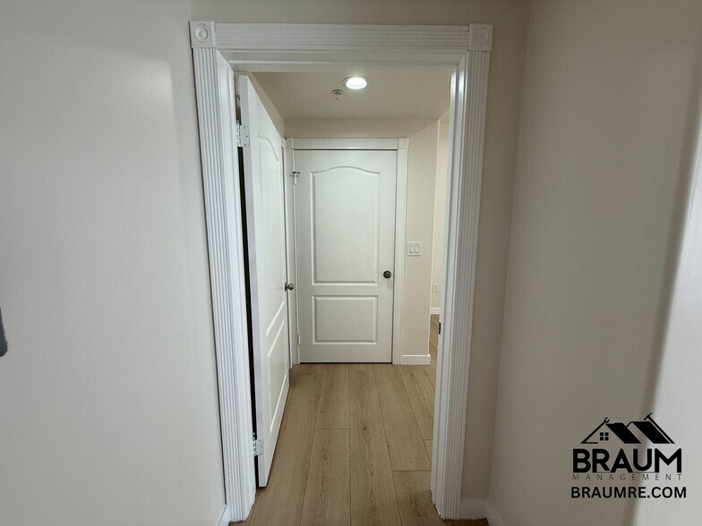 Building Photo - 10849 Fruitland Dr