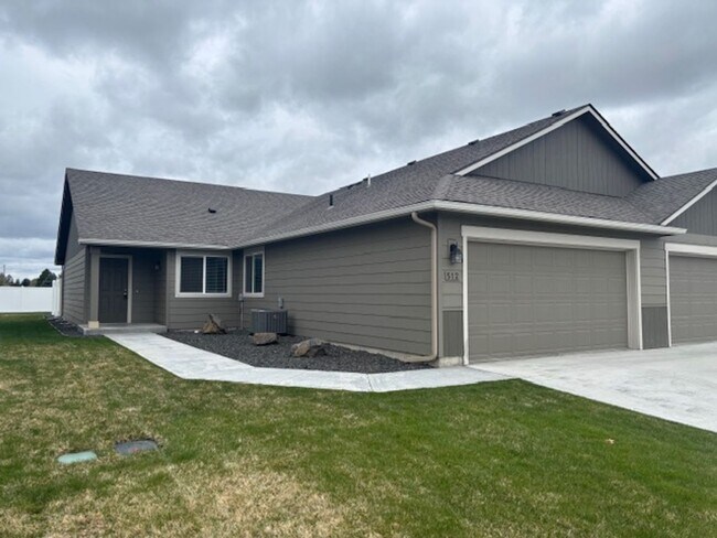 Building Photo - Moen Fields 3 Bed 3 Bath Garden Townhome across from Greenacres Elementary