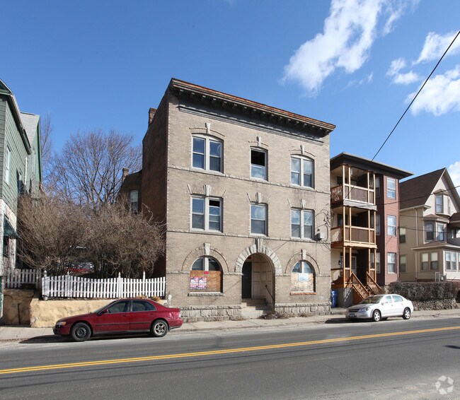 Building Photo - 815 E Main St