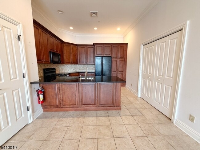 Building Photo - 33 Forest Ave