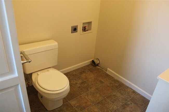 Building Photo - 3 Bedroom, 1.5 Bathroom House! Available now!